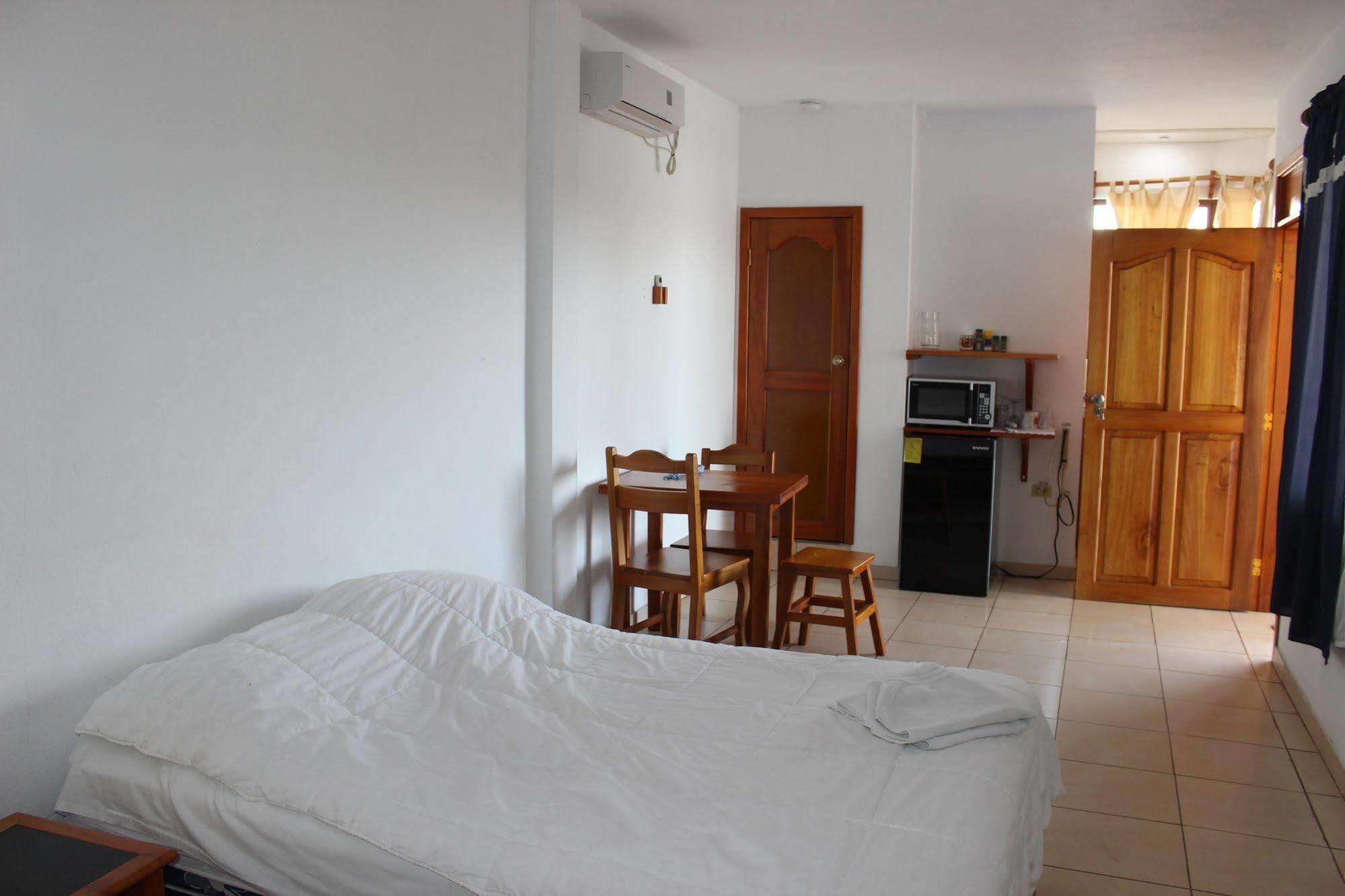 Galapagos Best Hostel Puerto Ayora  Zewnętrze zdjęcie